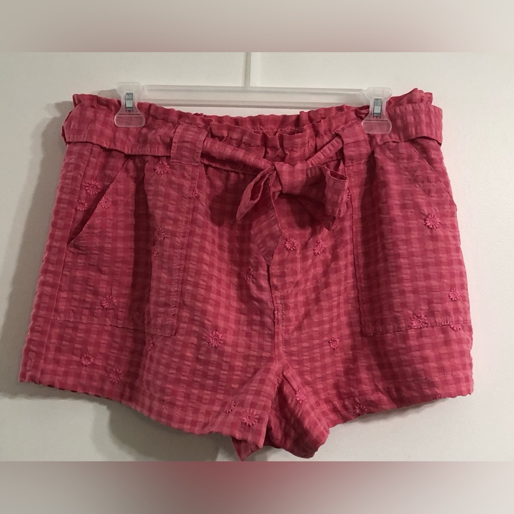 Women’s Short Seersucker w/embroidered accents two front patch pocket pink. XL